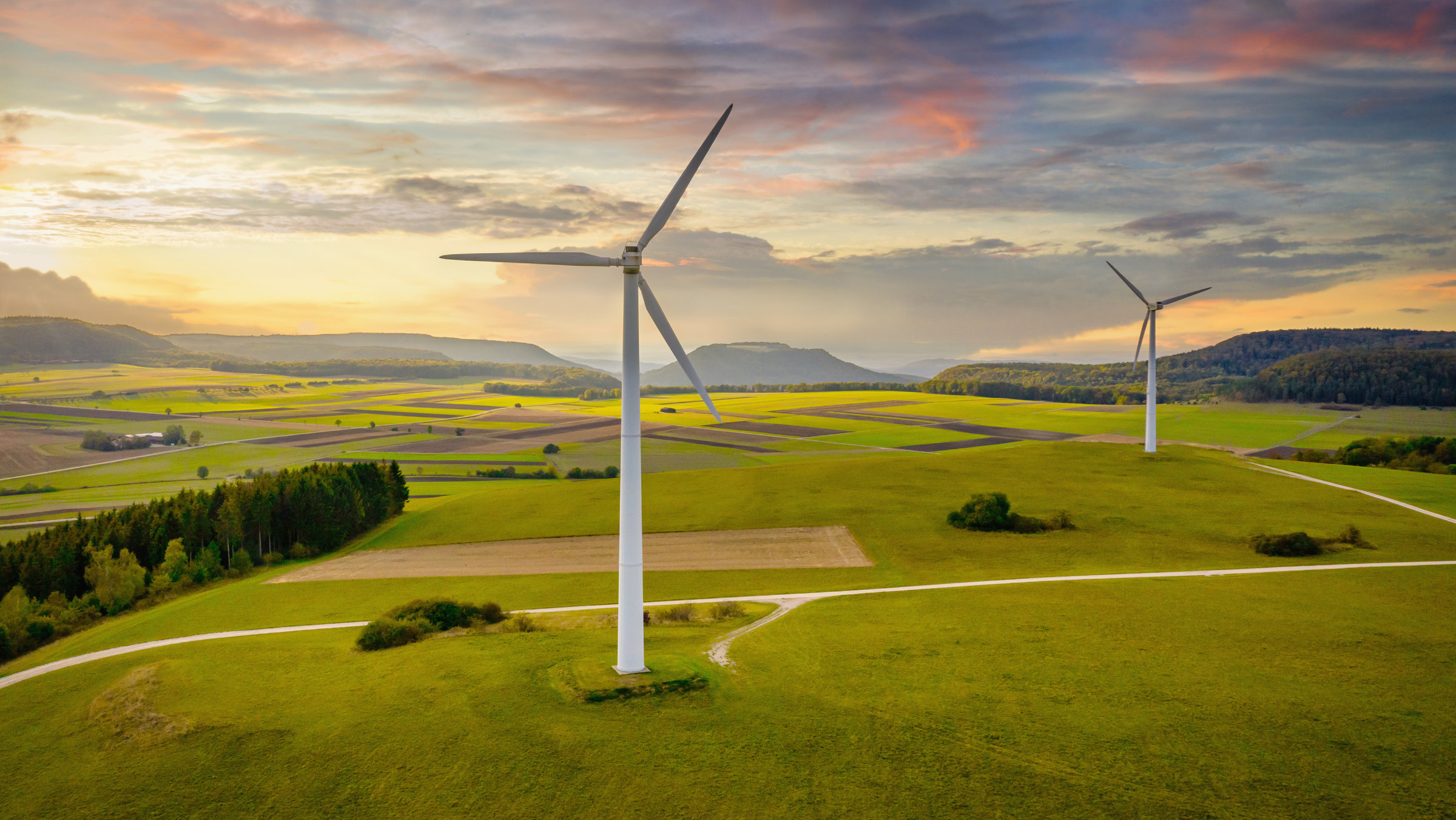 Landschaft mit mehreren Windrädern